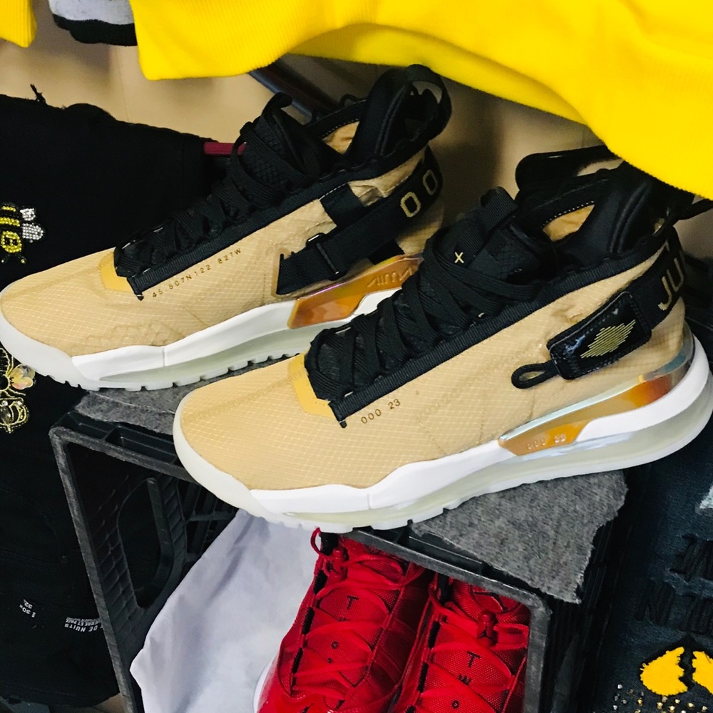 9.5  ( 720 Proto-Max Jumpman Jordan’s )